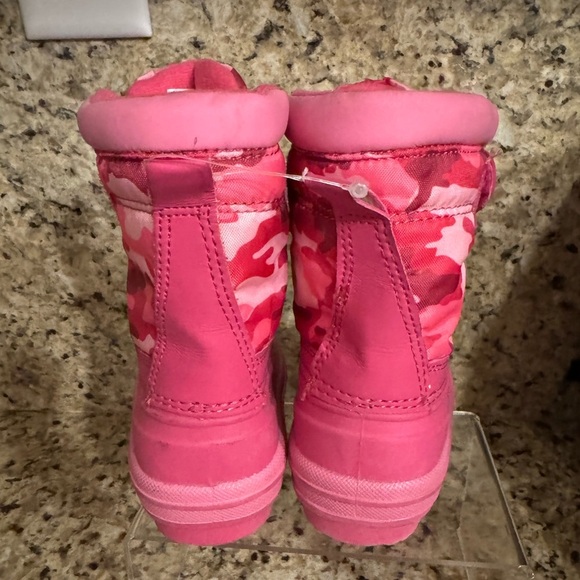 Kids 5/6 pink camo snow boots toddler Velcro - Picture 2 of 5